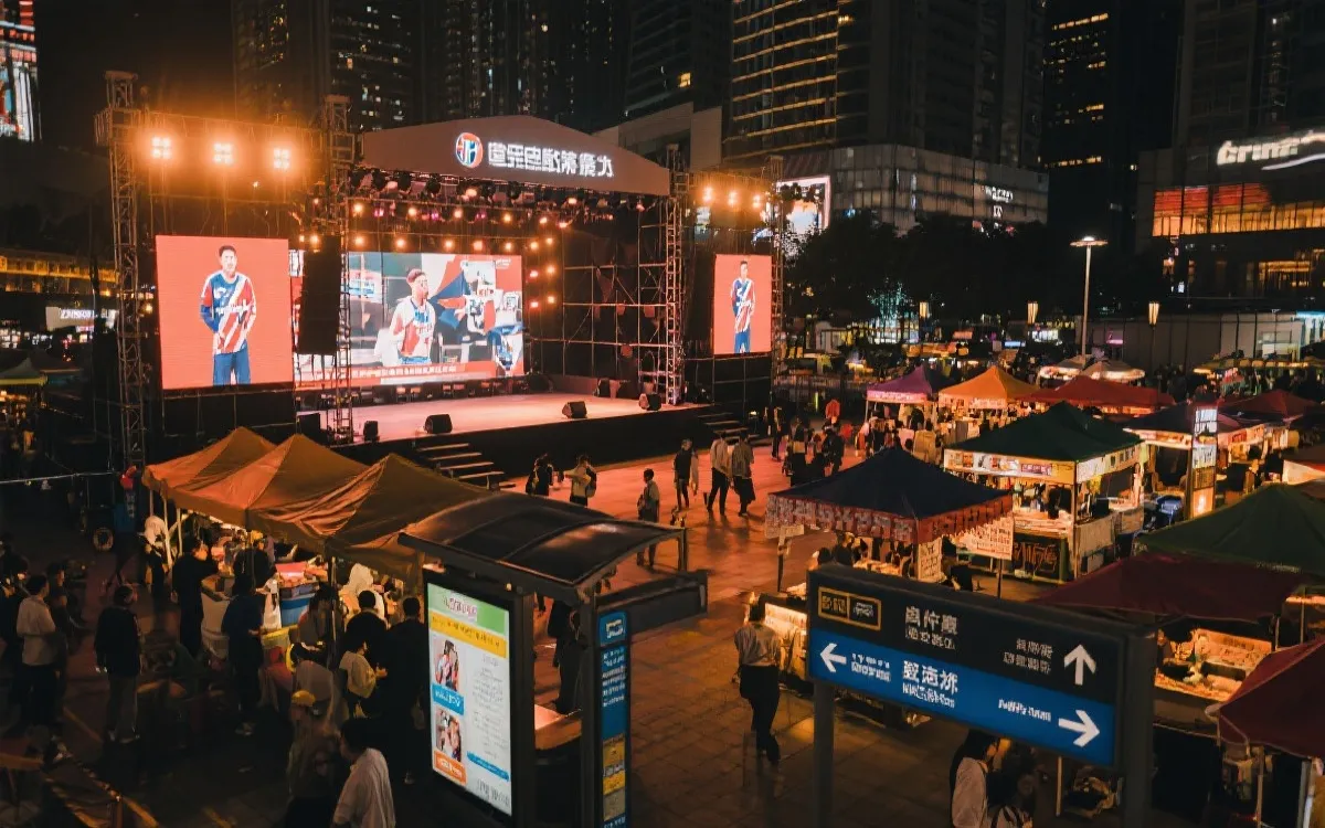 城市广场球迷区大屏幕直播，临时舞台与摊位，夜间公共交通与人群分流指引